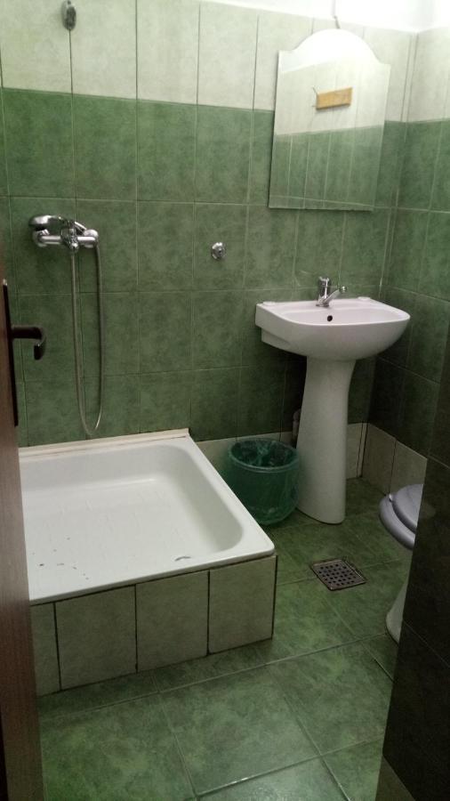 Auberge de jeunesse La Conu Iancu à Drobeta Turnu Severin Extérieur photo